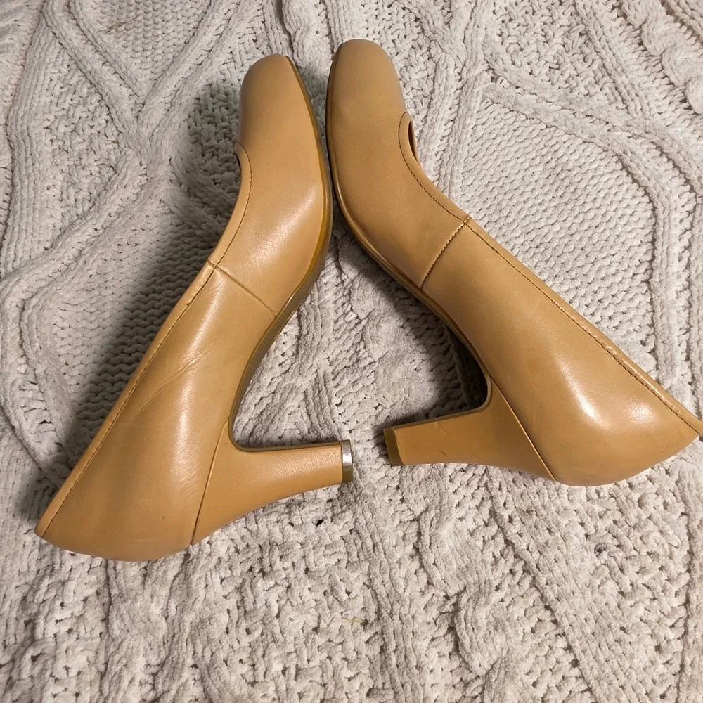 Sofft Pumps Tan Nude Supple Leather Round Toe Heels Womens 7.5M Excellent